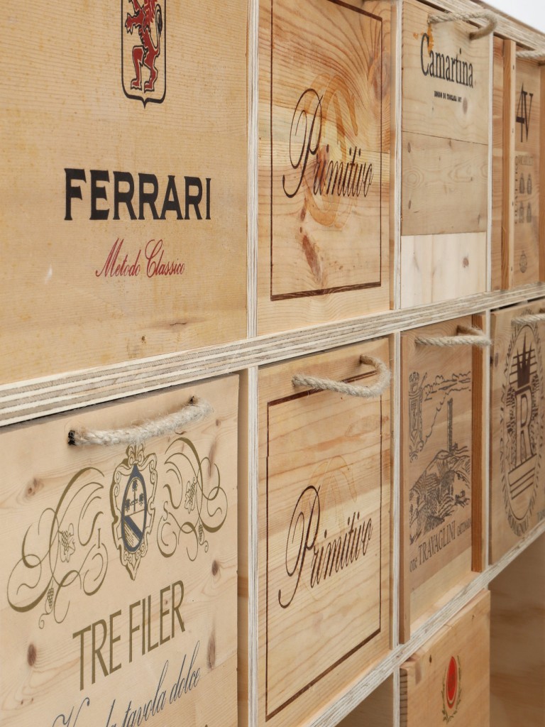 La cantina, con oltre 100 etichette pregiate di vini binchi e rossi